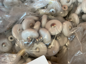 Boutons d’armoire en porcelaine et métal chromé