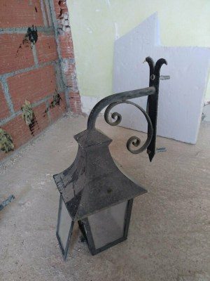 Garde-corps barreaudés, grilles de défense et lanterne murale sur bras en fer forgé