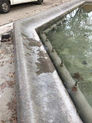 Rebord de fontaine en béton