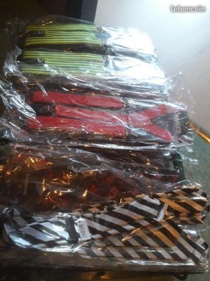 Lot accessoires de fête, bijoux, montres, stickers, bretelles, cravates.....