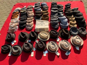 Lot de 92 chapeaux/casquettes/bérets de la marque STETSON NEUF