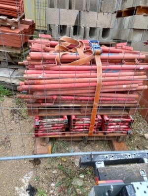 Consoles métalliques et échafaudages