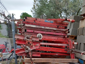 Consoles métalliques et échafaudages