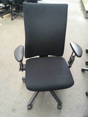 LOT DE 23 CHAISES DE BUREAU A ROULETTES