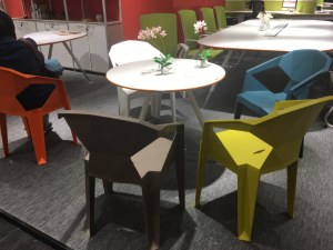 Lot de chaise 5 couleurs en plastique intérieur et extérieur