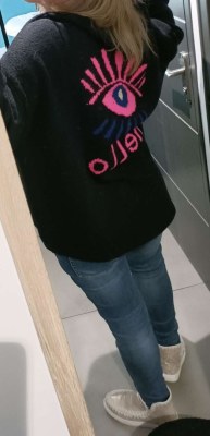 Pull noir imprimé fushia dos