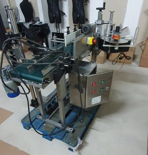 ETIQUEUTEUSE SUR CONVOYEUR