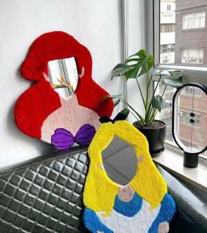 Miroir avec decoration en laine