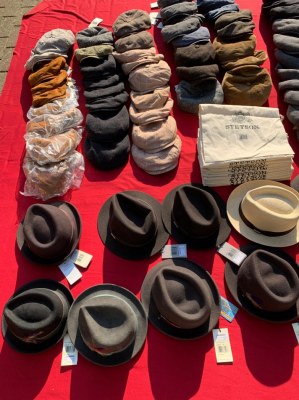 Lot de 92 chapeaux/casquettes/bérets de la marque STETSON NEUF