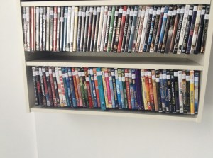 Lot de 620 DVD en boite + 499 DVD location sans boitié d'origine+machine de location en...
