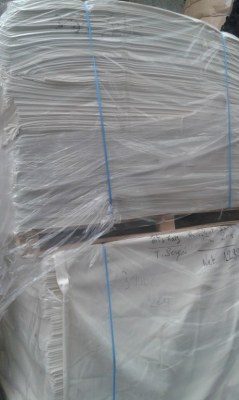 Tissus sergé ecru pliés sur palettes