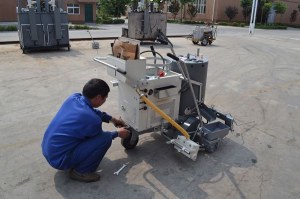 Machine autopropulsée d’aplanissement thermoplastique de marquage au sol