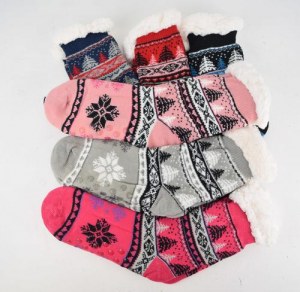Lot Bonnet / écharpes / gants femme, enfant / Chaussettes fourrée / bérets