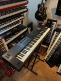 Pianos numériques, postes de travail à clavier, interfaces audio, boîtes à rythmes, orgues électr...