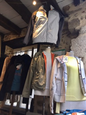 Lot de vetements neuf de la marque Merrell et CAT