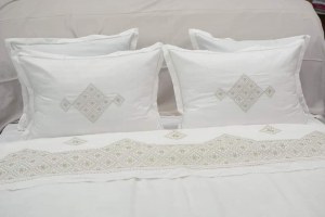 Parure de lits brodés