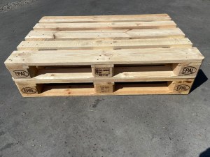 Palettes en bois à vendre.