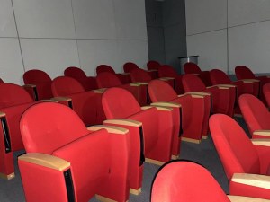 Fauteuil strapontin bois et métal avec accoudoir et tablette rétractable