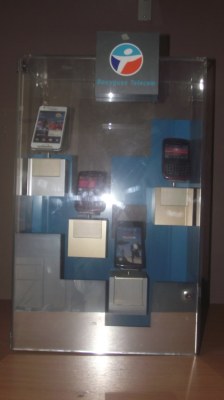 Meuble présentoir 4 téléphones / téléphonie mobile