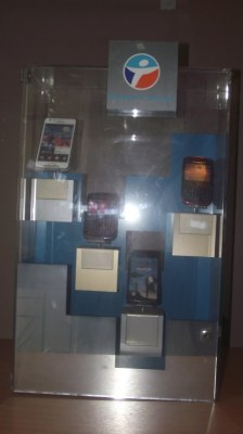 Meuble présentoir 4 téléphones / téléphonie mobile