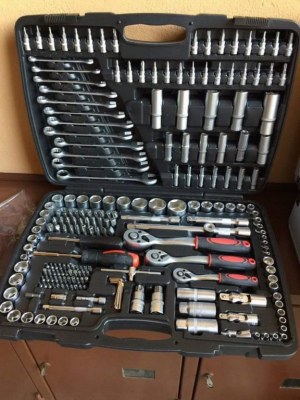 Recherche lot de mallete a outils.