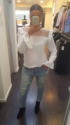 Top fluide à volant et jeans