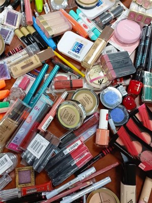 Lot de cosmétiques de marques