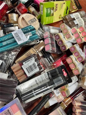 Lot de cosmétiques de marques