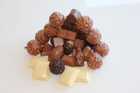 Ferrero - assortiment de bonbons au chocolat au lait et noir fourrés à la noisette, café et lique...