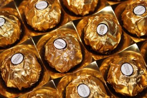 Ferrero- collection assortiment de rochers au chocolat au lait et noisettes noix de coco et amand...