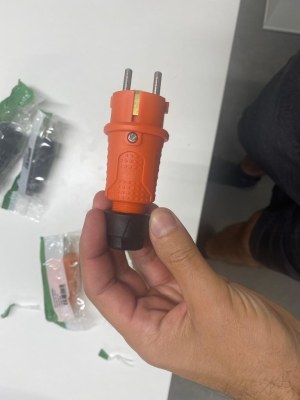 IP54 Fiche male couleur noir et orange