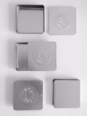 Boîtes en fer blanc avec embossage à couvercle coulissant. 60x60x12mm