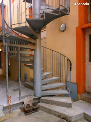 Escalier hélicoïdal galvanisé avec palier et garde-corps