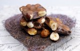 Grany - barres aux amandes et cacahuètes sur lit de chocolat au lait
