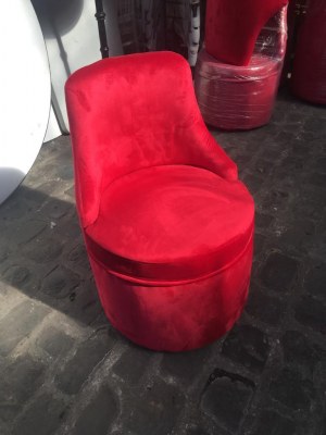 Pouf velours rouge pour discothèque