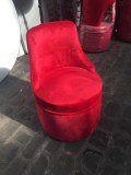 Pouf velours rouge pour discothèque