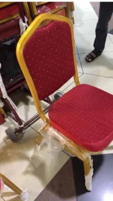 Chaises rouges neuves