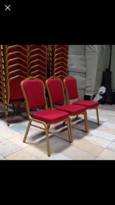 Chaises rouges neuves