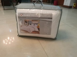 Couette blanche et imprimé