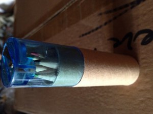 Tube crayons avec taille crayons