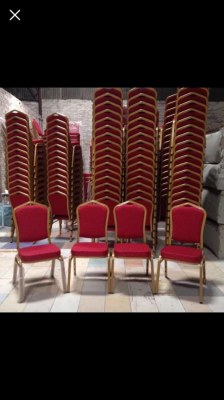 Chaises rouges neuves