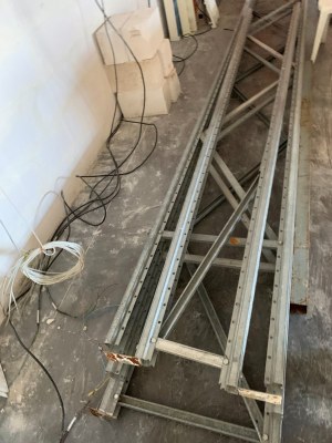 Echelles et lisses de rack à palettes