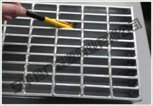 Heavy steel grating