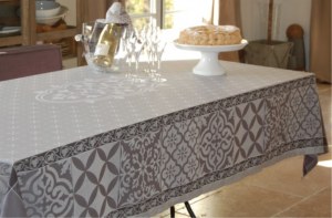 LOTS DE TISSUS JACQUARDS TEINTS EN FILS POUR NAPPES SERVIETTES ET CHEMINS DE TABLE