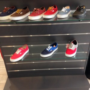 Lot de 32 paire de baskets Vans
