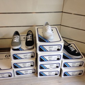 Lot de 68 paires de baskets sergio tacchini