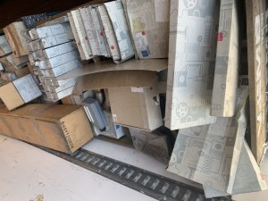 Lot de pieces detachees consommables V.U et poids lourds mercedes