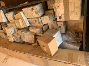 Lot de pieces detachees consommables V.U et poids lourds mercedes