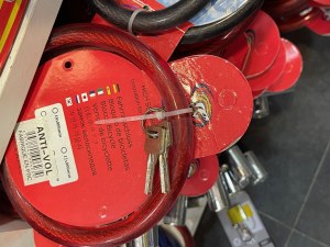 Antivols à clés, antivols à code, vélo, moto, scooter, trottinette
