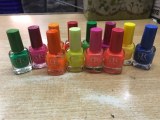 Vernis à ongles fluorescent, réfléchissant